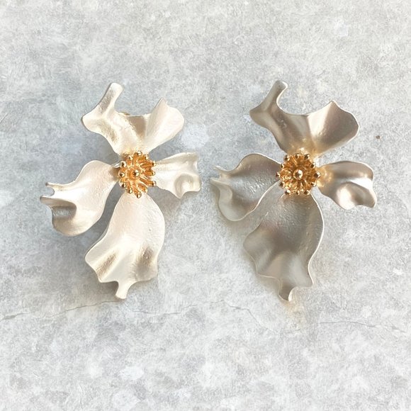 NEW Flower stud earrings in silver - Picture 5 of 8